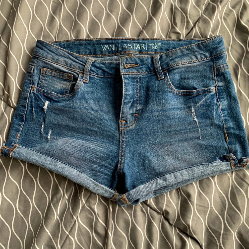 Mid-rise shorts